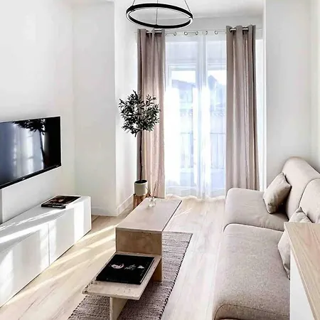 A1 2bdr Modern Chic Flat Ac 3min From Sandy Beaches *