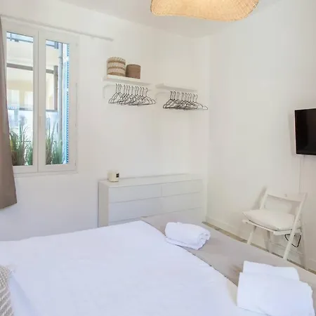 A1 2bdr Modern Chic Flat Ac 3min From Sandy Beaches