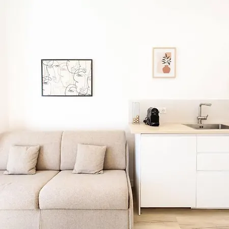 A1 2bdr Modern Chic Flat Ac 3min From Sandy Beaches