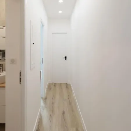 A1 2bdr Modern Chic Flat Ac 3min From Sandy Beaches