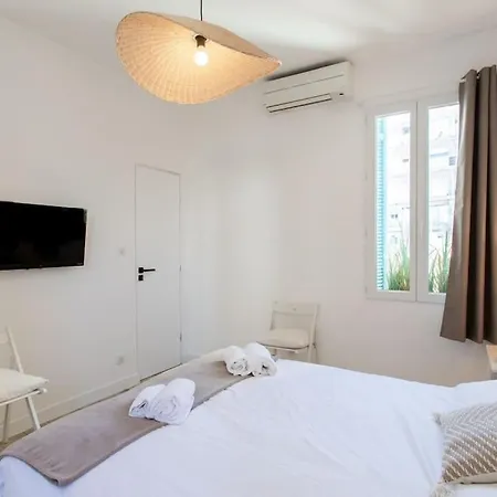 A1 2bdr Modern Chic Flat Ac 3min From Sandy Beaches *