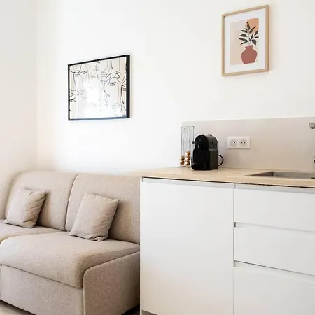 A1 2bdr Modern Chic Flat Ac 3min From Sandy Beaches