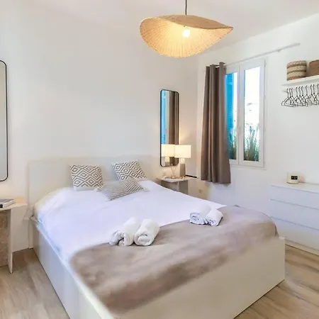 A1 2bdr Modern Chic Flat Ac 3min From Sandy Beaches Appartement