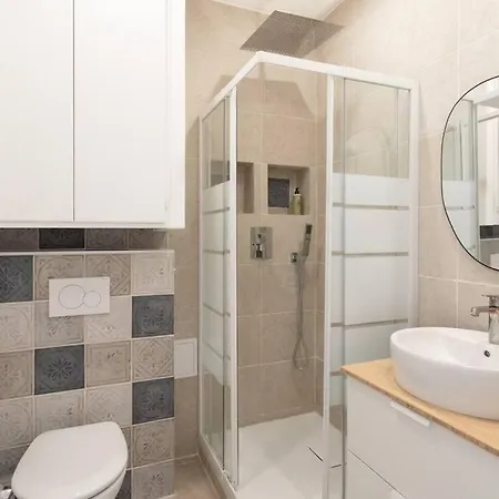 A1 2bdr Modern Chic Flat Ac 3min From Sandy Beaches Apartment